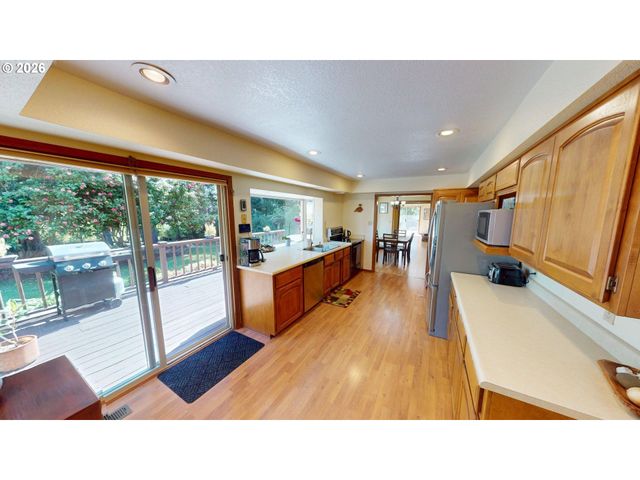 925 7TH St, Brookings, OR 97415