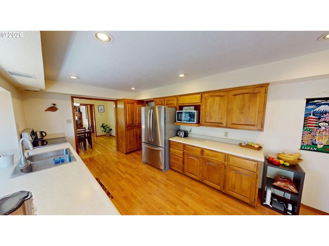 925 7TH St, Brookings, OR 97415