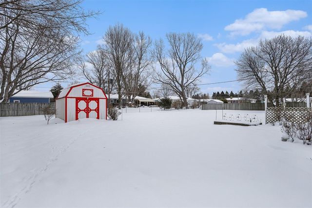 6033 Clearbrook Drive, Stevensville, MI 49127