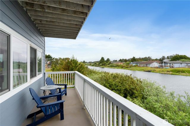560 Point Brown Avenue NE, Ocean Shores, WA 98569