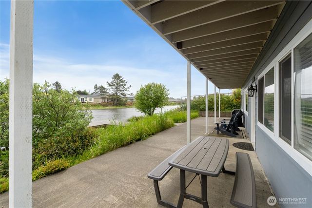 560 Point Brown Avenue NE, Ocean Shores, WA 98569