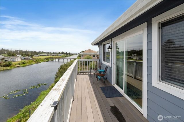 560 Point Brown Avenue NE, Ocean Shores, WA 98569