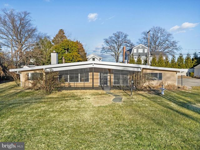 45 E LAKE DR, Annapolis, MD 21403