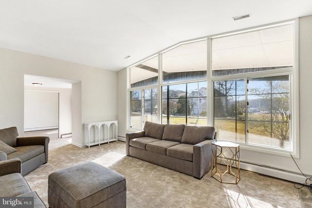 45 E LAKE DR, Annapolis, MD 21403