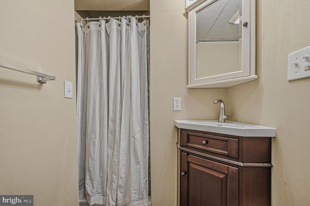 2400 W HEATHER RD, Wilmington, DE 19803