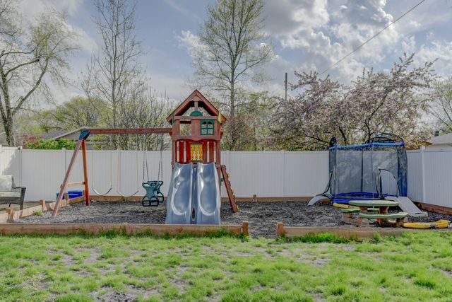 1637 Holly Lane, Munster, IN 46321