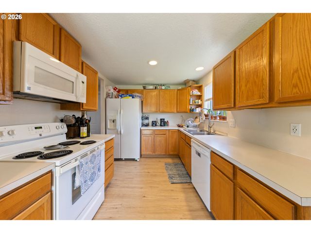 920 Sw MYRTLE Ct, Mc Minnville, OR 97128