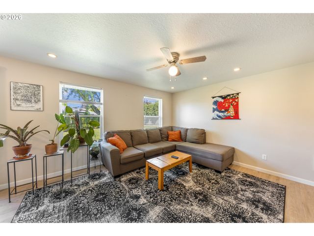 920 Sw MYRTLE Ct, Mc Minnville, OR 97128