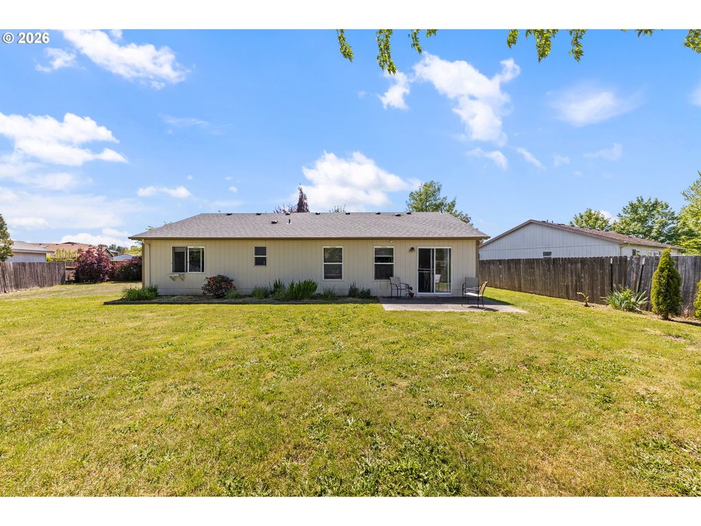 Image 10 of property listing at 920 Sw MYRTLE Ct, Mc Minnville, OR 97128