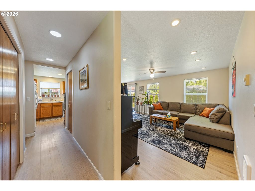 Image 12 of property listing at 920 Sw MYRTLE Ct, Mc Minnville, OR 97128