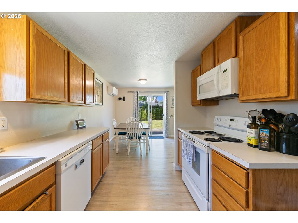 Image 16 of property listing at 920 Sw MYRTLE Ct, Mc Minnville, OR 97128