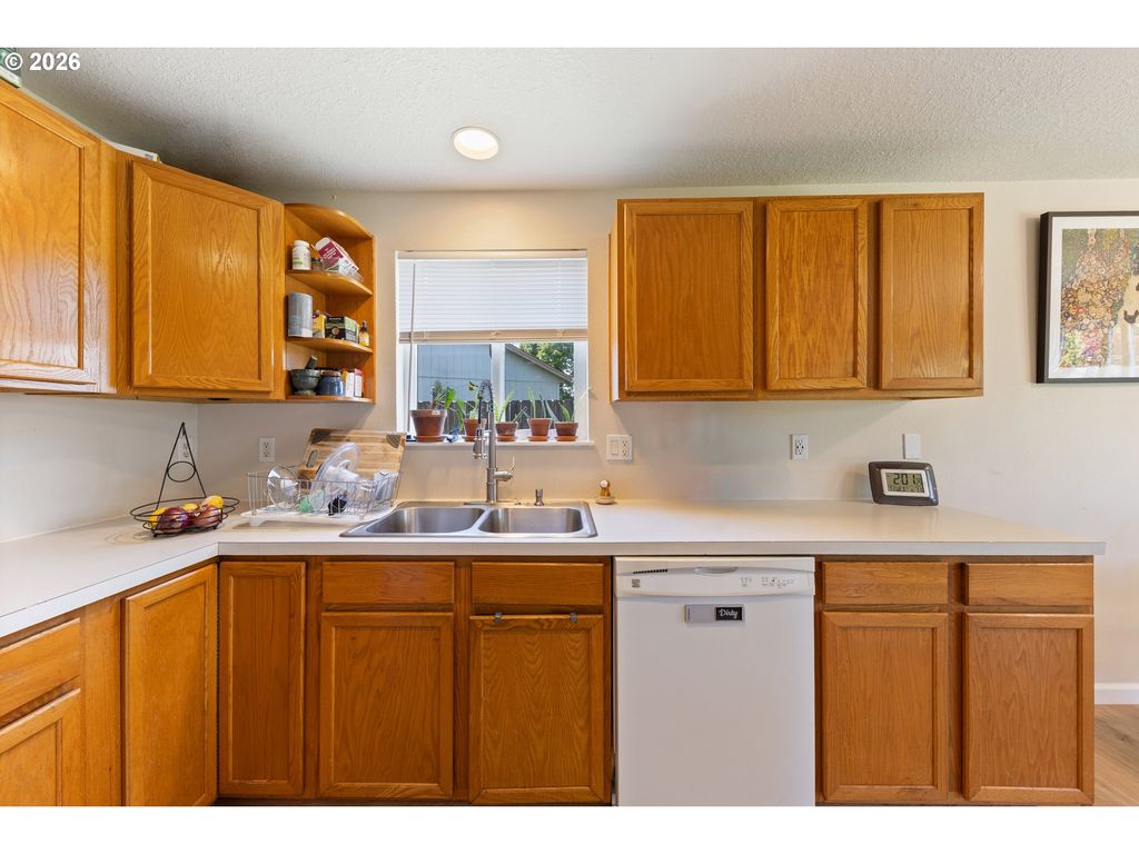 Image 17 of property listing at 920 Sw MYRTLE Ct, Mc Minnville, OR 97128
