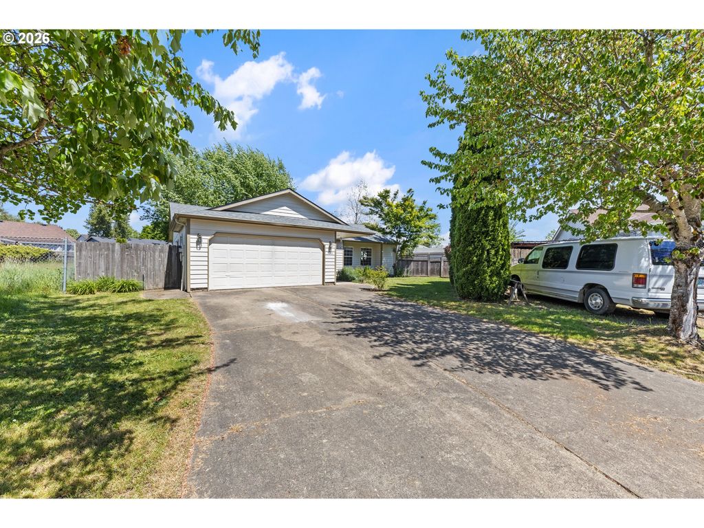 Image 2 of property listing at 920 Sw MYRTLE Ct, Mc Minnville, OR 97128