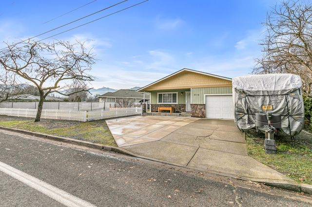3712 Colver Road, Phoenix, OR 97535