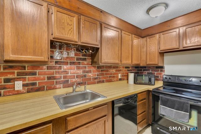 94 Mohawk Trail 94, Guilford, CT 06437