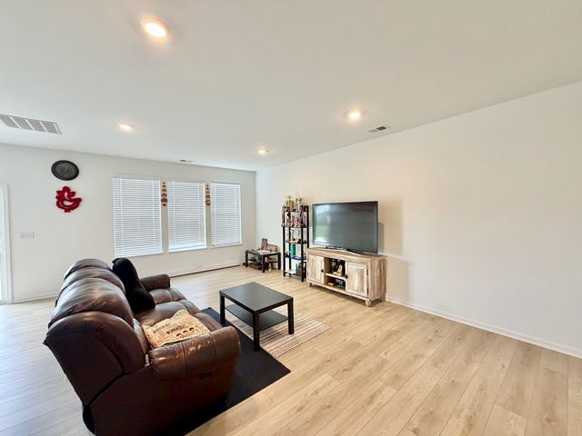 331 Red Oak Circle 304, Volo, IL 60020