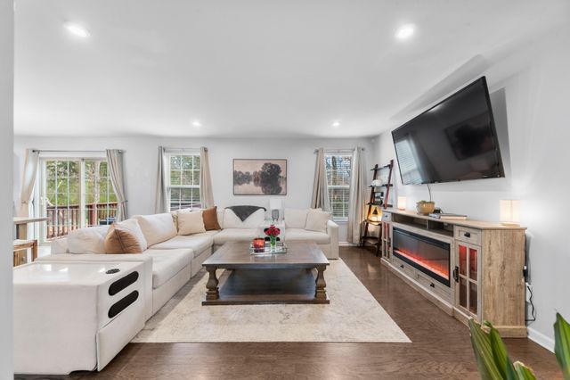 3410 Woodcrest Ct, Columbia, TN 38401