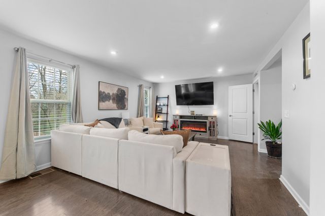 3410 Woodcrest Ct, Columbia, TN 38401