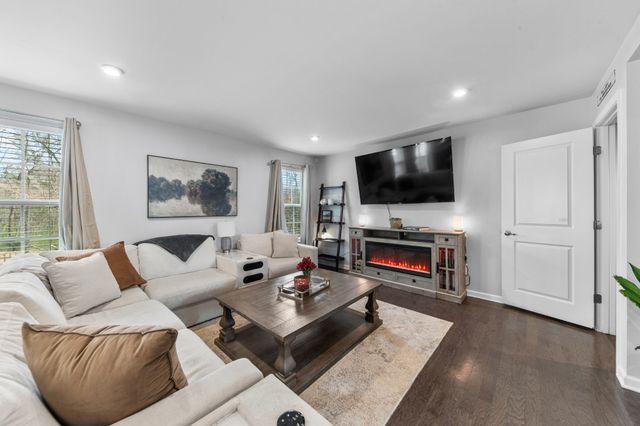 3410 Woodcrest Ct, Columbia, TN 38401