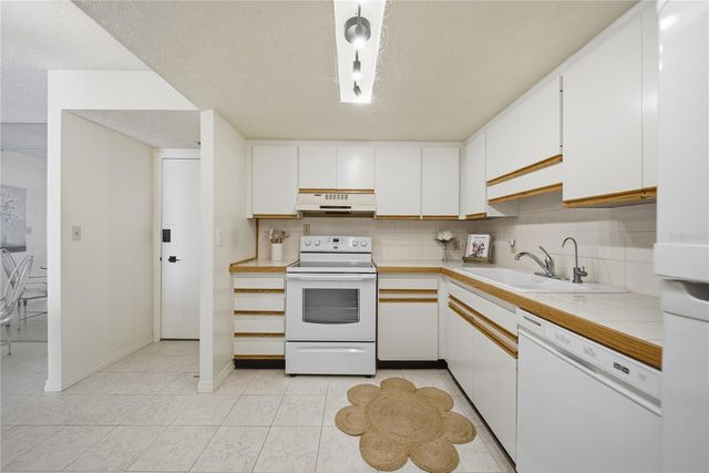 1 KEY CAPRI 603W, Treasure Island, FL 33706