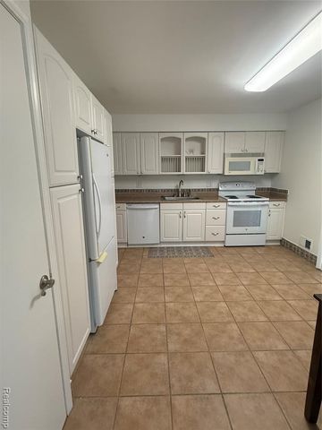 150 E Long Lake Road, Bloomfield Hills, MI 48304