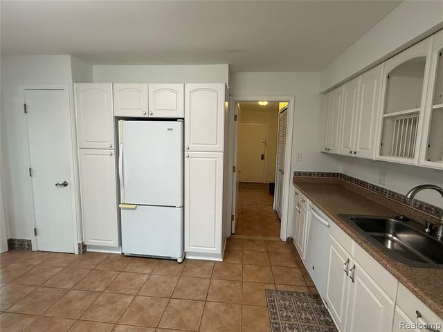 150 E Long Lake Road, Bloomfield Hills, MI 48304