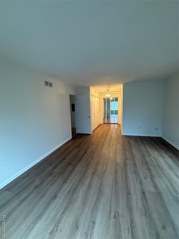 150 E Long Lake Road, Bloomfield Hills, MI 48304