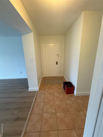 150 E Long Lake Road, Bloomfield Hills, MI 48304