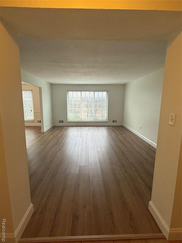 150 E Long Lake Road, Bloomfield Hills, MI 48304