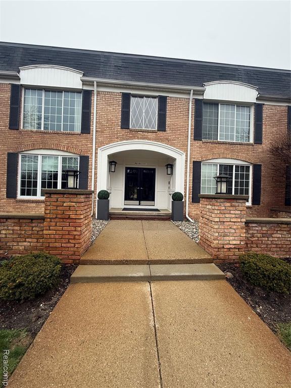 150 E Long Lake Road, Bloomfield Hills, MI 48304