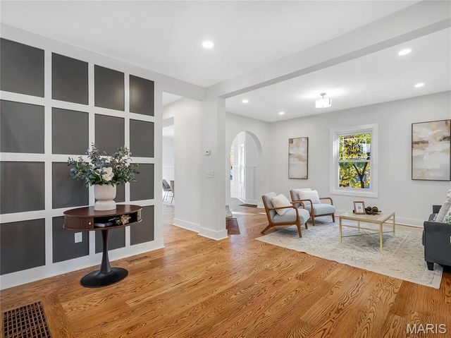 633 N Forest Avenue, Webster Groves, MO 63119