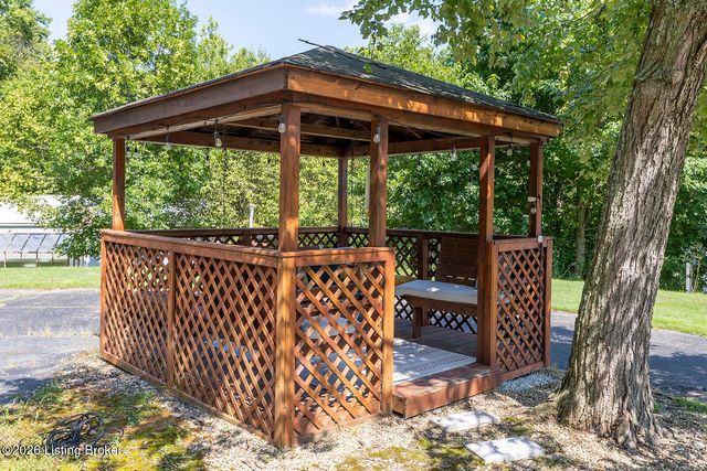 9412 3rd Street Rd, Louisville, KY 40272