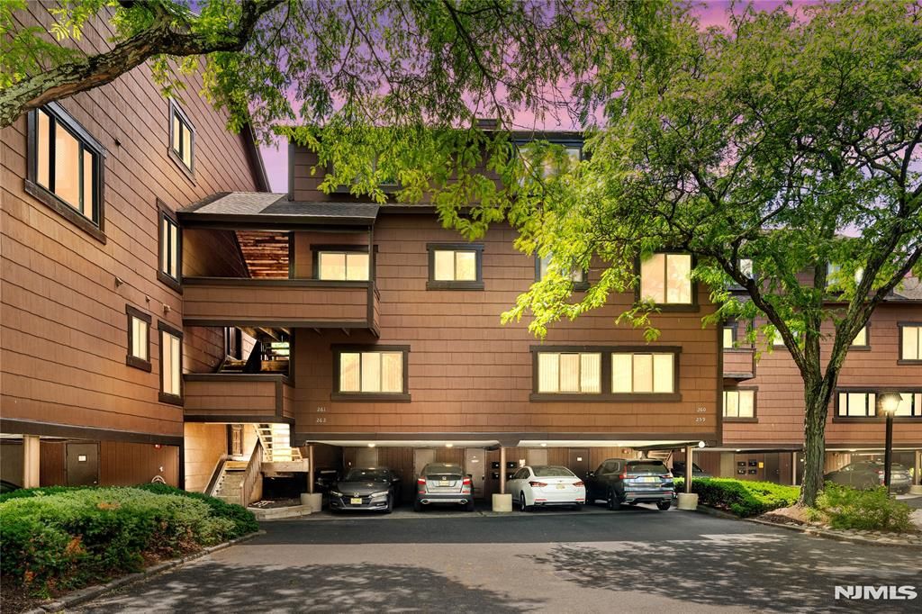 261 Sunset Key, Secaucus, NJ 07094