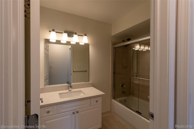 3645 Oakmonte Boulevard, Oakland Charter Township, MI 48306