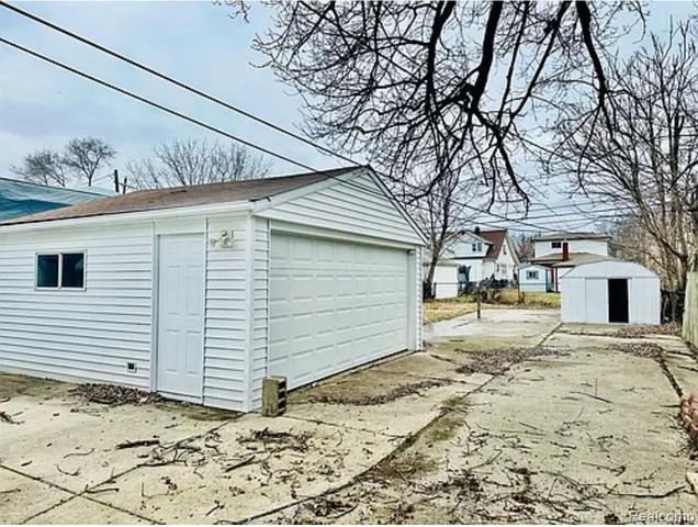 8175 Central, Center Line, MI 48015