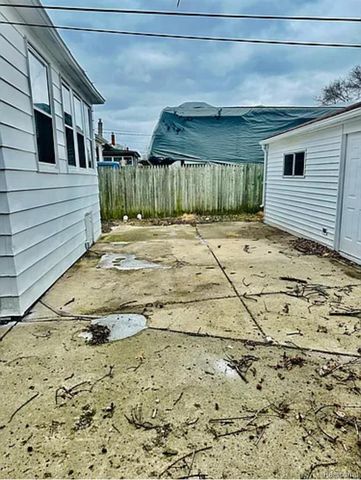 8175 Central, Center Line, MI 48015