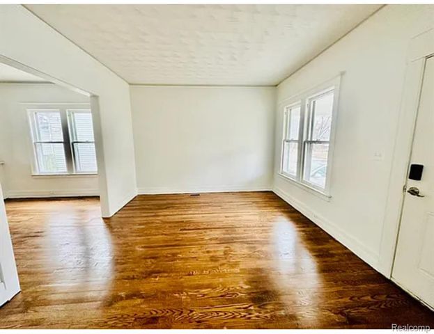 8175 Central, Center Line, MI 48015