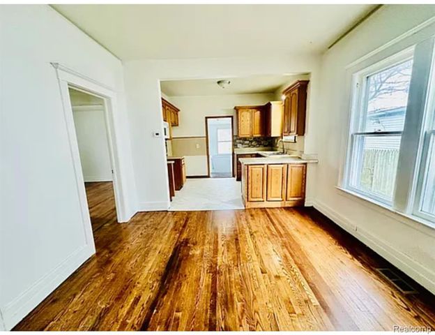 8175 Central, Center Line, MI 48015