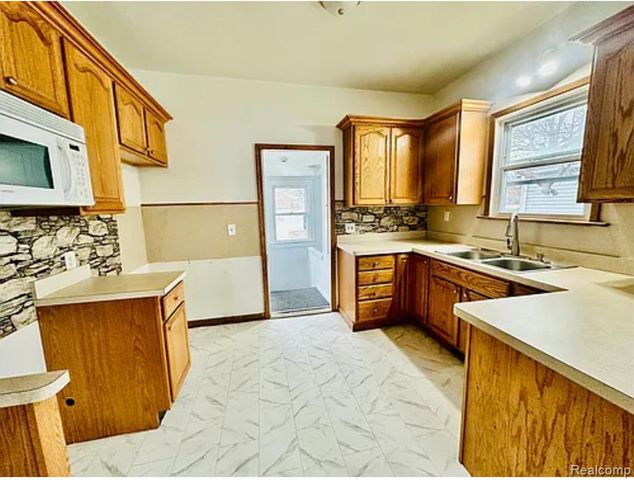 8175 Central, Center Line, MI 48015