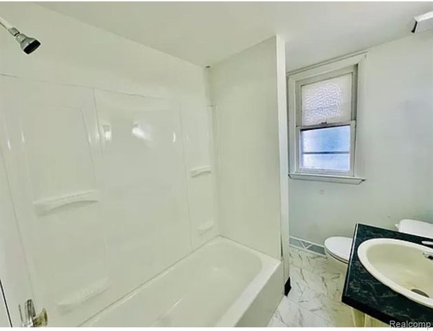 8175 Central, Center Line, MI 48015