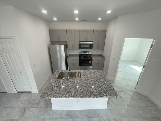 900 E GOTTSCHE AVENUE, Eustis, FL 32726