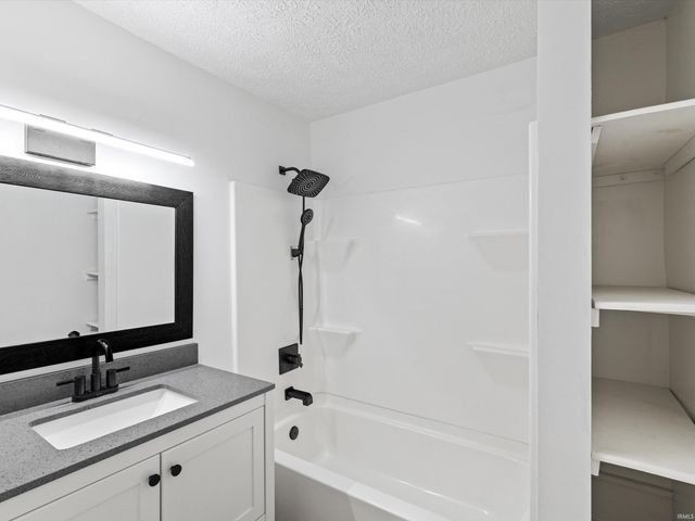 2015 E Blackford Avenue, Evansville, IN 47714