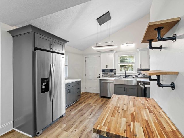 2015 E Blackford Avenue, Evansville, IN 47714