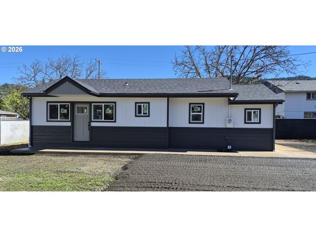 119 WALNUT St, Myrtle Creek, OR 97457