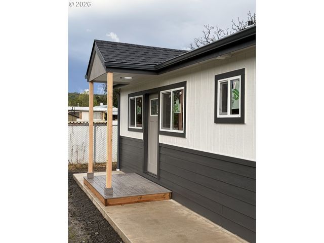 119 WALNUT St, Myrtle Creek, OR 97457