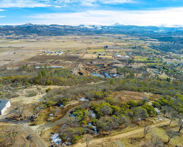 1560 Brentwood Drive, Eagle Point, OR 97524