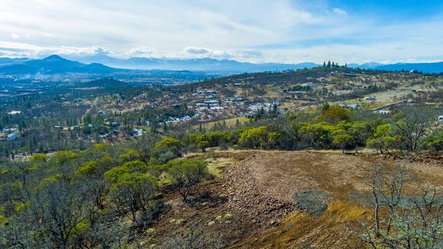 1560 Brentwood Drive, Eagle Point, OR 97524