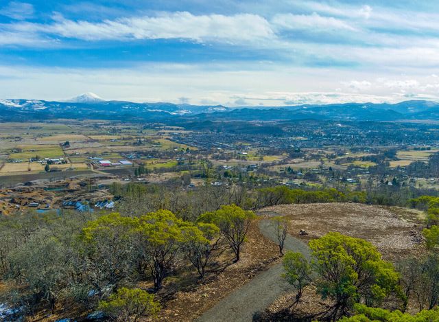 1560 Brentwood Drive, Eagle Point, OR 97524