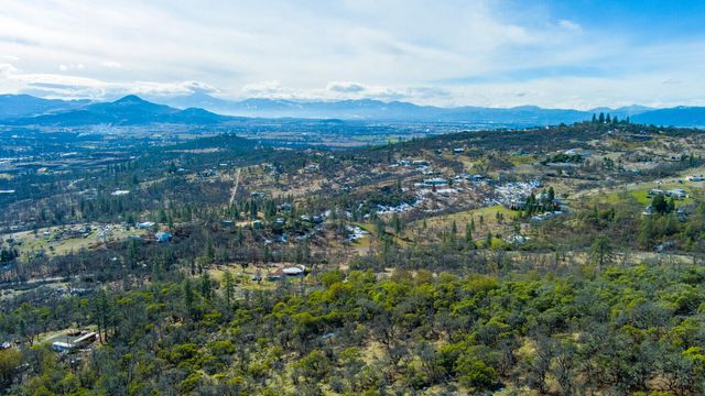 1560 Brentwood Drive, Eagle Point, OR 97524