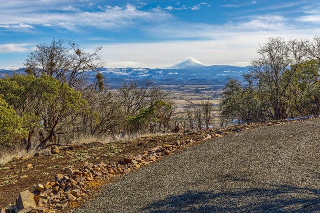 1560 Brentwood Drive, Eagle Point, OR 97524